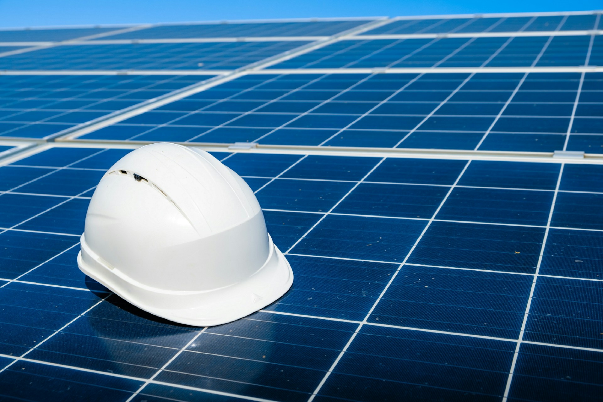 Paneles solares bajo el sol