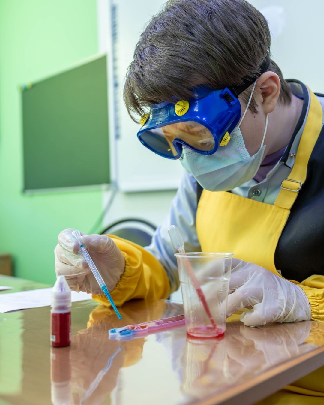 Jóvenes trabajando en un proyecto de investigación