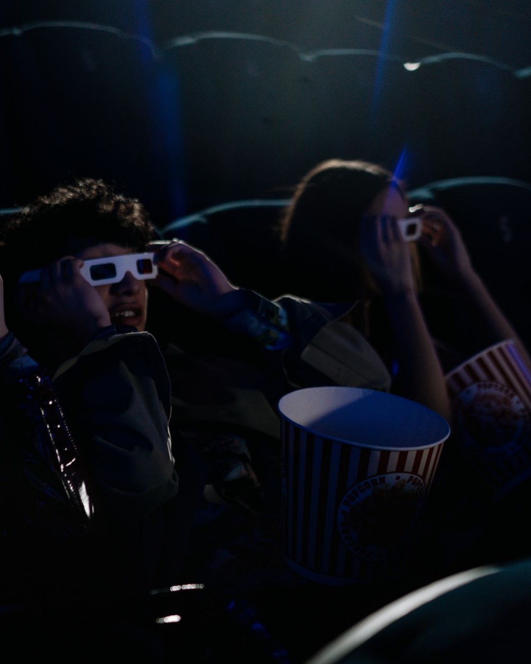Amigos viendo una película en una sala pequeña