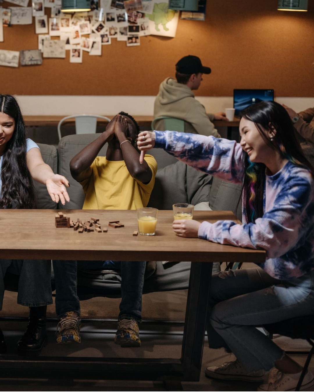 Jóvenes jugando un juego de mesa